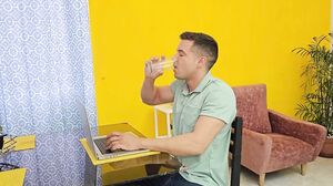 Le Robé La Laptop a Mi Roomie, Se Enoja Conmigo y me Folla Furiosamente Hasta que Cums Dentro De Mi Coño