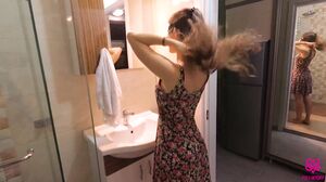 Poly-amory - Sexy Hannah in the shower