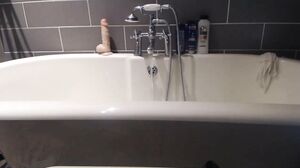 LouLou Petite – Live Show in the Bathtub!