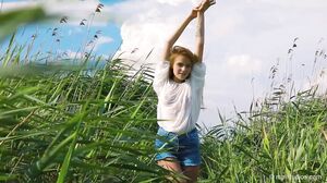 MPLStudios - Elle Naked Breeze