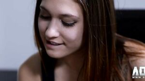 Leena Rey - 18 Ans Et Je Suce