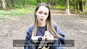 PollyDollie - En studerende pige studerer anatomi i praksis