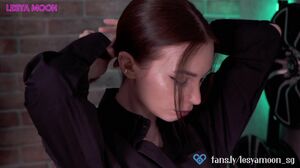 Lesya Moon - Fucked en fræk barpige på arbejde.