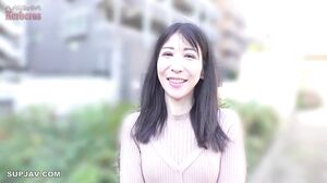 A beautiful wife with a child from a certain pageant! A beautiful witch who doesn’t look like she’s 42 years old transforms into an erotic wife from a memory shoot where she says, “I want to record myself in a video as a souvenir.”