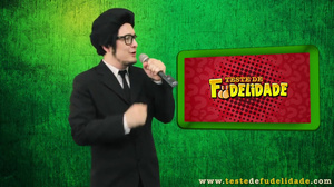 Ninfeta morena sendo enrabada por jardineiro