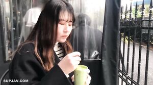 When the situation progresses, she gets stiff! An unexpected creampie for a liberal arts student who wants to jump out of his inner shell.