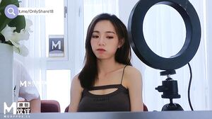 CZ-0002 Xia Yuhe Big tits younger sister was fucked on the live stream