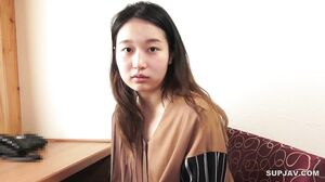 Married at the age of 22, a new wife raising children who has difficulty living with childbirth and childcare costs decides to appear in AV! The cool atmosphere changes completely with the insertion of a meat stick! Roll up with a high-pitched moaning voi