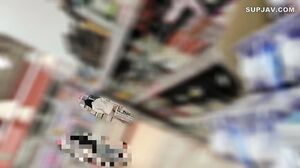 A slender woman with multiple debts is obsessed with a man and delinquent. She breaks into public housing, humiliates on balconies, and spills other people’s juices.