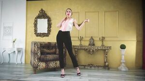 Fitting-room - Mary Popiense a Young Personal Assistant