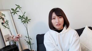 Calling a beautiful woman with a cute smile to a room in a certain apartment for the first time without a blowjob. Erotic facial vacuum that puckers her cheeks and shoots a lot of thick semen into her mouth *The review privilege is 4K high image quality