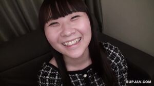 A 20-year-old trimmer with cute bangs. She has a bright and friendly personality and is an energetic girl who enjoys sex from the bottom of her heart. She gradually exposes the expression of a female and turns into an obedient dog
