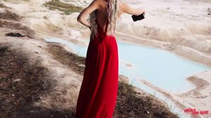 Nicole and Alex - En forbipasserende kneppet lige ved søen. Køn i naturen. Offentlig køn.