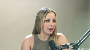 HowWomenOrgasm - Anna Claire Clouds