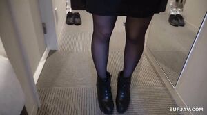 A young wife who has spent her living expenses with a throwing money to a pusher asked for help to lend me money because she seems to be caught by her husband.