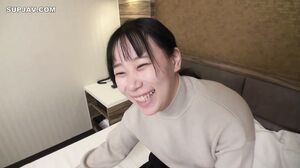 A gem of a slender and beautiful butt! A female college student who is embarrassed to show her boobs. Even though she’s a sensitive wet man, she licked the back of the ball with an erotic face, and as a reward she gave me an extreme piston vaginal cum sho