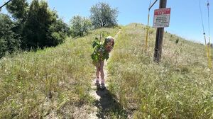 Emma Rosie Admires Porn Dude’s Award-Winning Cock