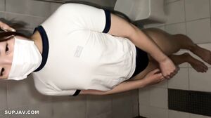 I can’t stand the slender S-class older sister, so I make out with her in the bath, and I insert her inside her slimy pussy and cum inside her.