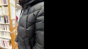 I took Icup’s huge breasts and walked around the library in a naked coat, took her to the men’s restroom, and after humiliating masturbation training, I ascended from standing doggy style. *This is a serious photo so please check it out.