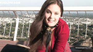 Devotes Teen auf der Dachterasse fertig gemacht