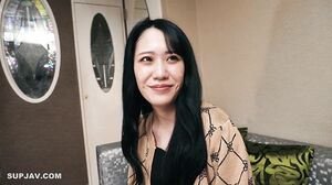 Sociable, mature, amateur female office worker. She is a very nice girl.