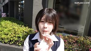 The “cutest girl” who is as cute as an idol’s face tries her hand at 4P for the first time! She is so hot that she wants to get fucked by her fans! She gets fucked by her fans and gets cum all over her! She is covered in cum and her pussy is so white that