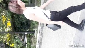 A dark-skinned 18-year-old boyish virgin aiming to be a manga artist. A young genius who has been posting tens of thousands of buzz posts in a row, but has never had sex before… She shows off her ripped abs and is scared, but still manages to graduate fro