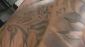 Morena tatuada Brasileira fodendo com BBC!