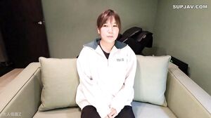 Akane (18) appears in order to pay her school fees. She had little experience and a sensitive body, so as soon as we inserted the sucking thing, she squirted. Afterwards, we penetrated her anus and did irrumatio.