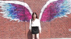 First time shooting! A beauty stylist exposes her beautiful legs through her miniskirt! She is so sensitive that when her slender body is stimulated, she blows a lot of cum and gets wet on the bed and gets fucked twice in a row!