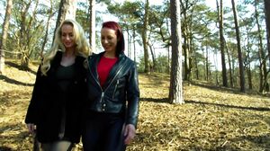 Smiling Dutchie & Goldy Kim lesbian