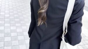 Sex with a brave and cute job-hunting student who is guaranteed a job offer! “I didn’t mean it that way…” Her dripping wet pussy is skewered and she goes crazy with real sex