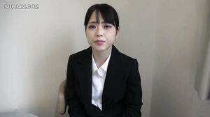 A serious job-hunter takes off her suit and her fair-skinned body is so erotic that she pokes her pussy around with a stick and teaches her the pleasure of pillow sales through live sex in order to get hired as a sex worker…