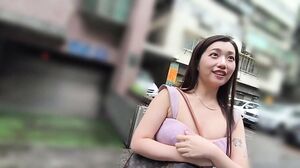Amateur pick-up, Taiwanese beautiful woman whom I approached on the street is without pants! They get to know each other and have sex immediately! International exchange with Japanese dick and Taiwanese pussy!