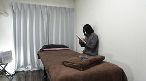 Cool slender beauty with beautiful breasts! If you don't take off her clothes right away and give her a peek-a-boob erotic massage, she'll be so erotic that a creampie accident will occur in the special!?