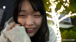Must see for slender lovers. A serious girl who seems to have no connection with men ejaculates twice due to sexual desire runaway. Her genitals are so lewd that they make a sloshing sound because of the excessive juice.