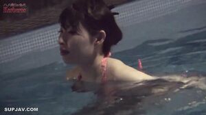 A super beautiful housewife who doesn't look like she's in her 40s! Her figure is amazing, her pink nipples and her beautiful pussy are too hot! A long-awaited housewife moans and cums in a private pool lol