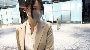 First appearance as a real amateur! A working D-cup new graduate office lady who came home at the end of the year has fun inserting a remote vibrator at the airport w