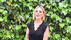 JacquieEtMichelTV – Naomi And Pam, Naomi Benefits From Pams Expertise