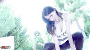 Pauline Cooper - Pauline fait un strip près de la piscine