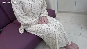 A year-old flower garden. After blushing, a large amount of water gushes out, and beautiful white thighs develop.