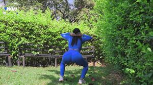 Jenifer Play - De Camino Al Gym Follo En Un Parque