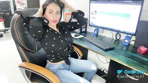 Jenifer Play - En La Oficina Me Caliento Y Le Saco La Leche a Mi Jefe!