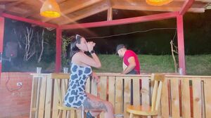 Jenifer Play - Extraño Me Folla En Un Bar