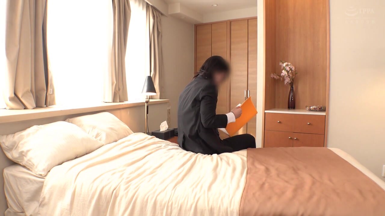 HRSM-097 A pure and beautiful front desk attendant performs an intense massage service... A hotel woman who works multiple jobs performs a creampie sex service that drives male customers crazy