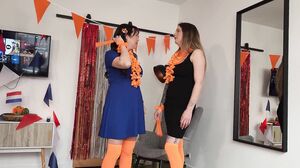 MeidenVanHolland – Daphne Laat And Melody Pleasure Squirtkoninginnen Grijpen Naar Scepter