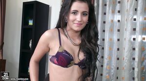 Cindy Loarn - Cindy's First Ever Dp