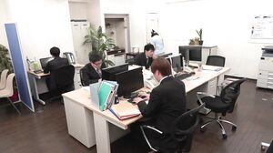 REAL-918 Semen-swallowing cleaner. I'm the type of person who can't say no, so I'm flowers to suck the dicks of many men at work and drink their semen... Momo Shiraishi