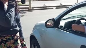 Latin Queen - Mi esposo filma mamada a un extraño en el parque