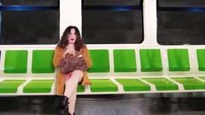 Latin Queen - Seduciendo a un amigo en el tren